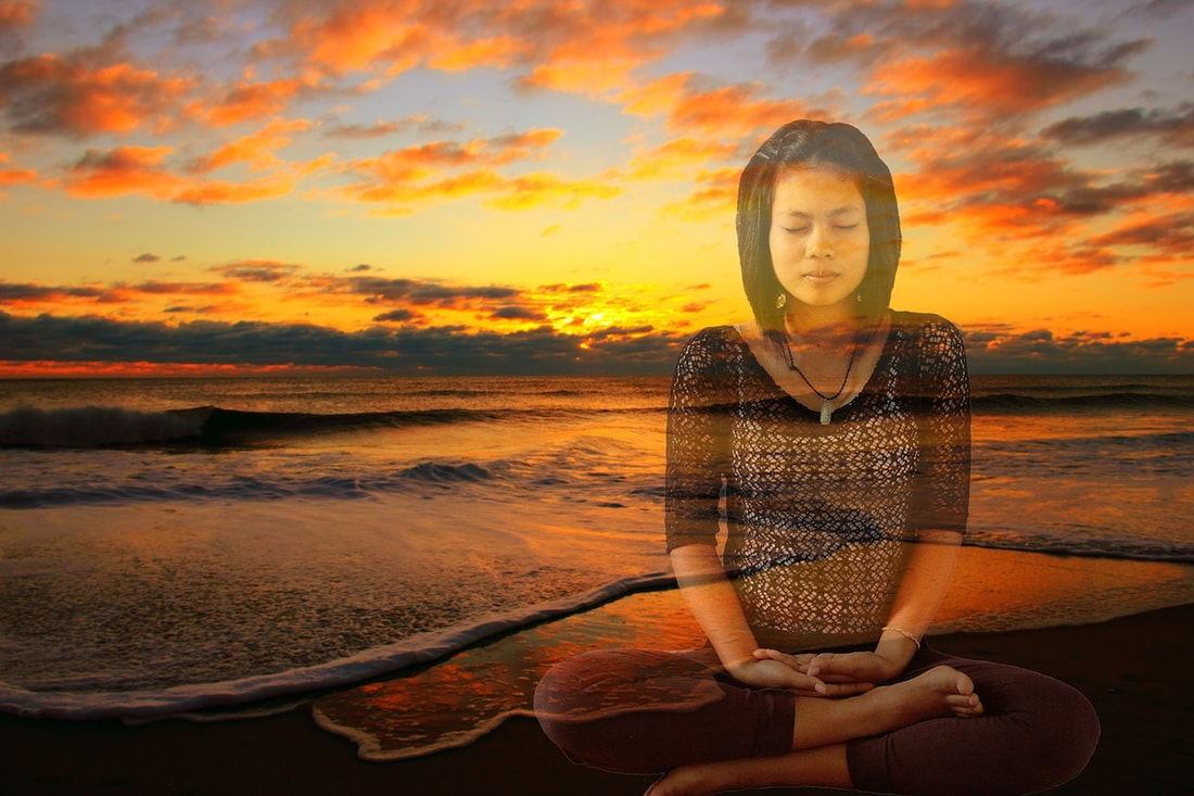 persona meditando en puesta de sol 
